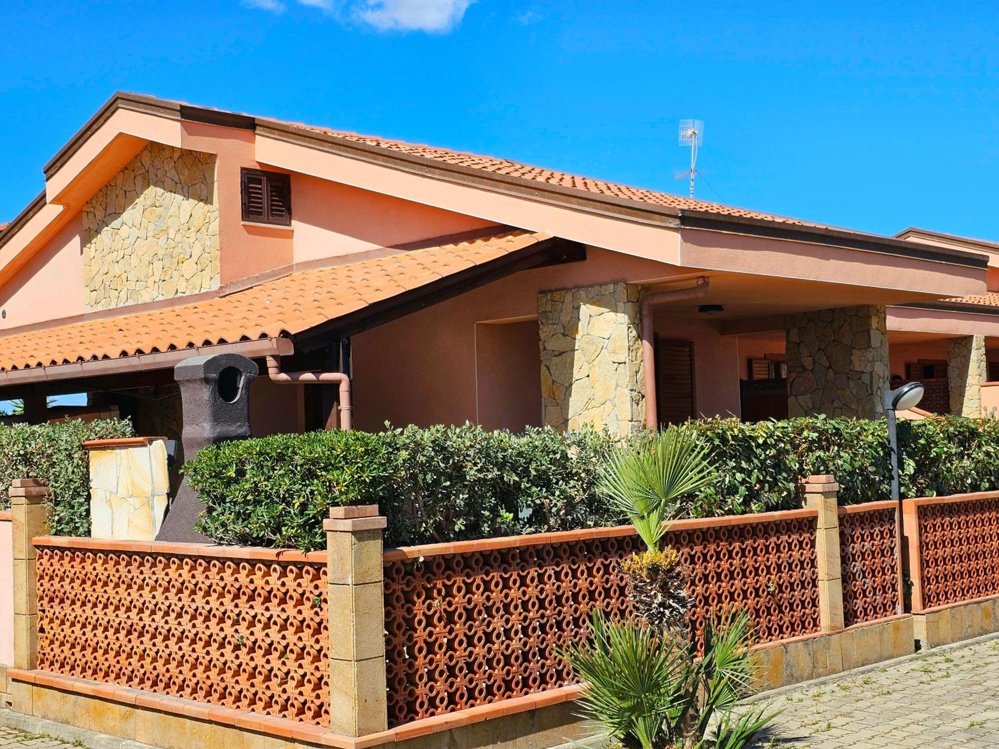 Costa Mediterranea Holiday Homes Campofelice Di Roccella Exterior photo